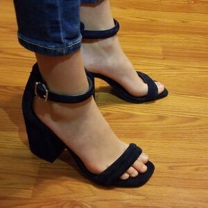 Kenneth Cole dark blue velvet strappy sand…